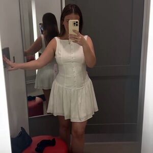 Elegant White Sleeveless Dress